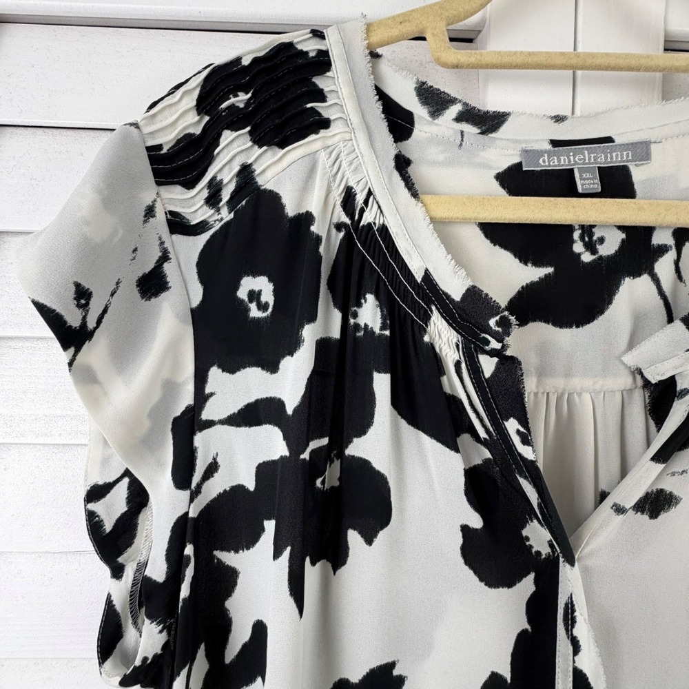 Daniel Rainn Blouse XXL White Black Floral Pleated Cap Sleeve Split Neck - Picture 4 of 16